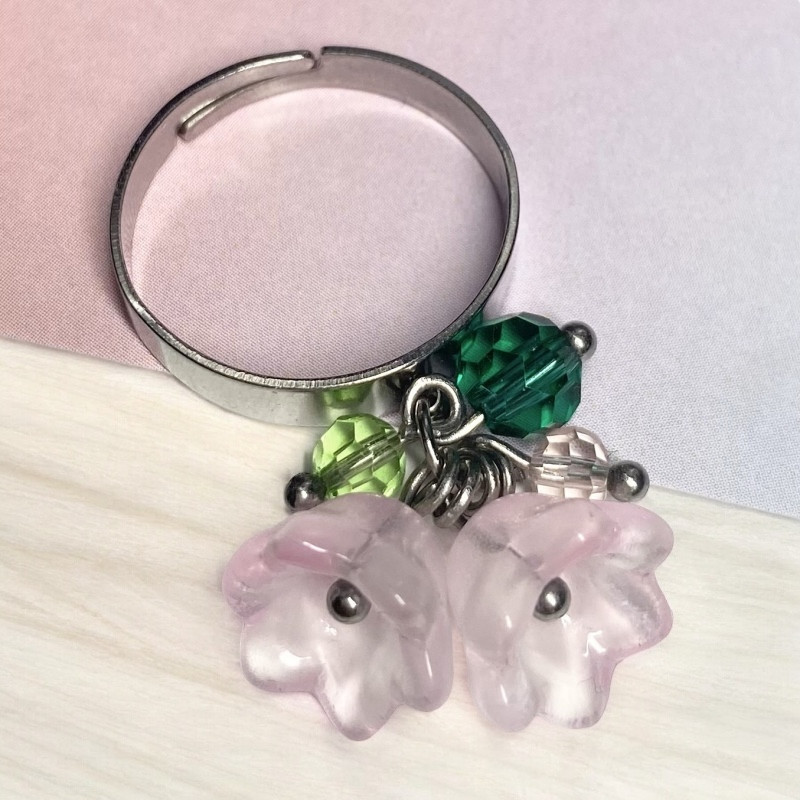 Sormus hopeanvärinen